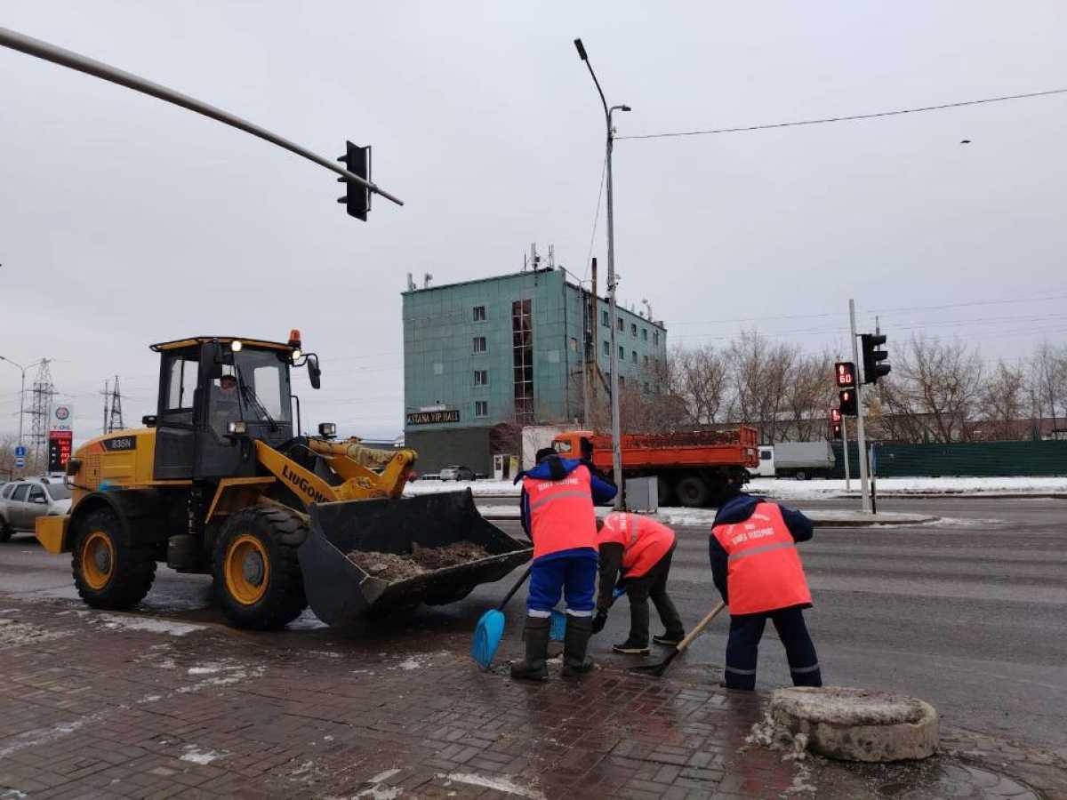 Почти 3000 коммунальщиков ведут работы по уборке снега и наледи в Астане