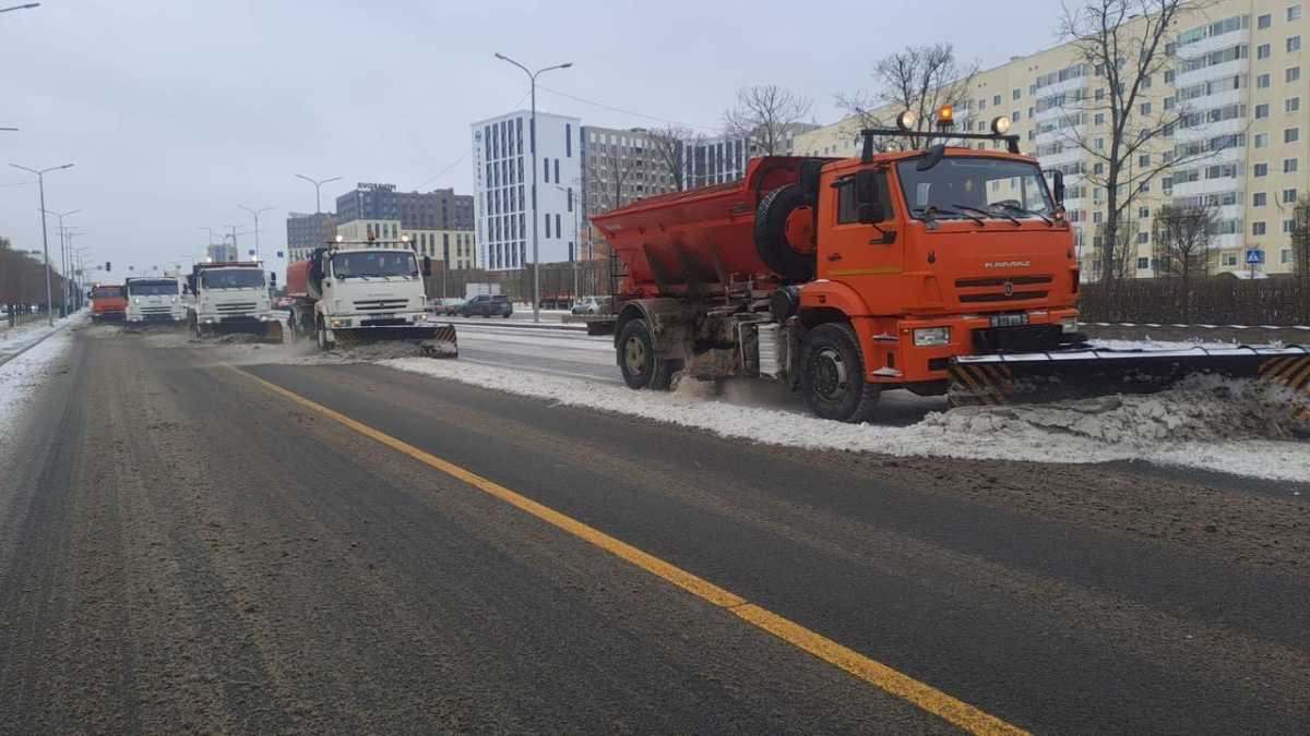 Мокрый снег и дождь: тысячи коммунальщиков заняты в снегоуборочных работах в Астане