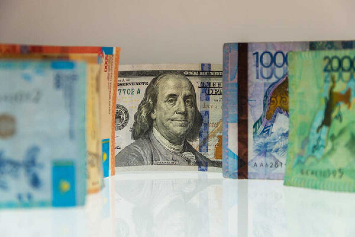 Доллар немного подешевел в Казахстане