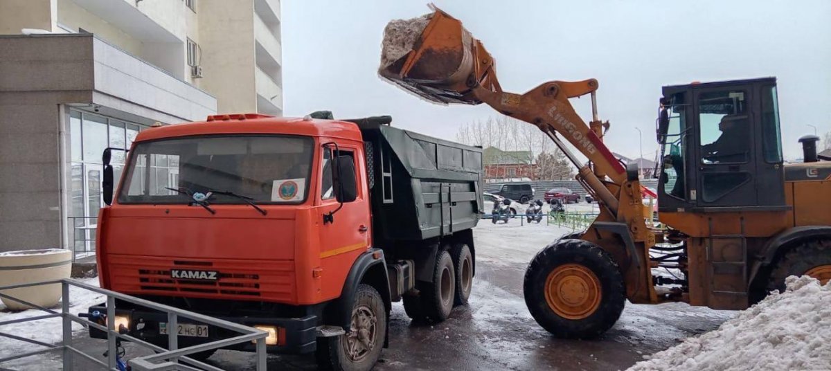 Почти 3000 коммунальщиков задействованы в работах по уборке снега и наледи в Астане