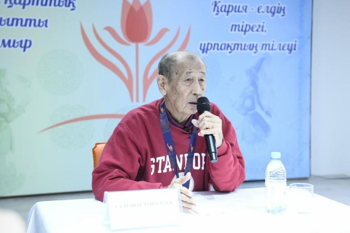 80-летний казахстанец, ставший звездой Нью-Йоркского марафона, встретился с пенсионерами Астаны