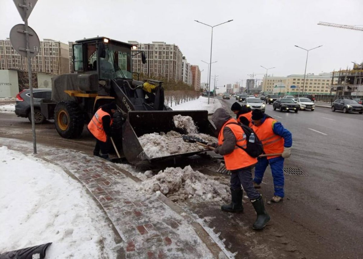 Около 3000 дорожных рабочих вышли на уборку снега с утра в Астане