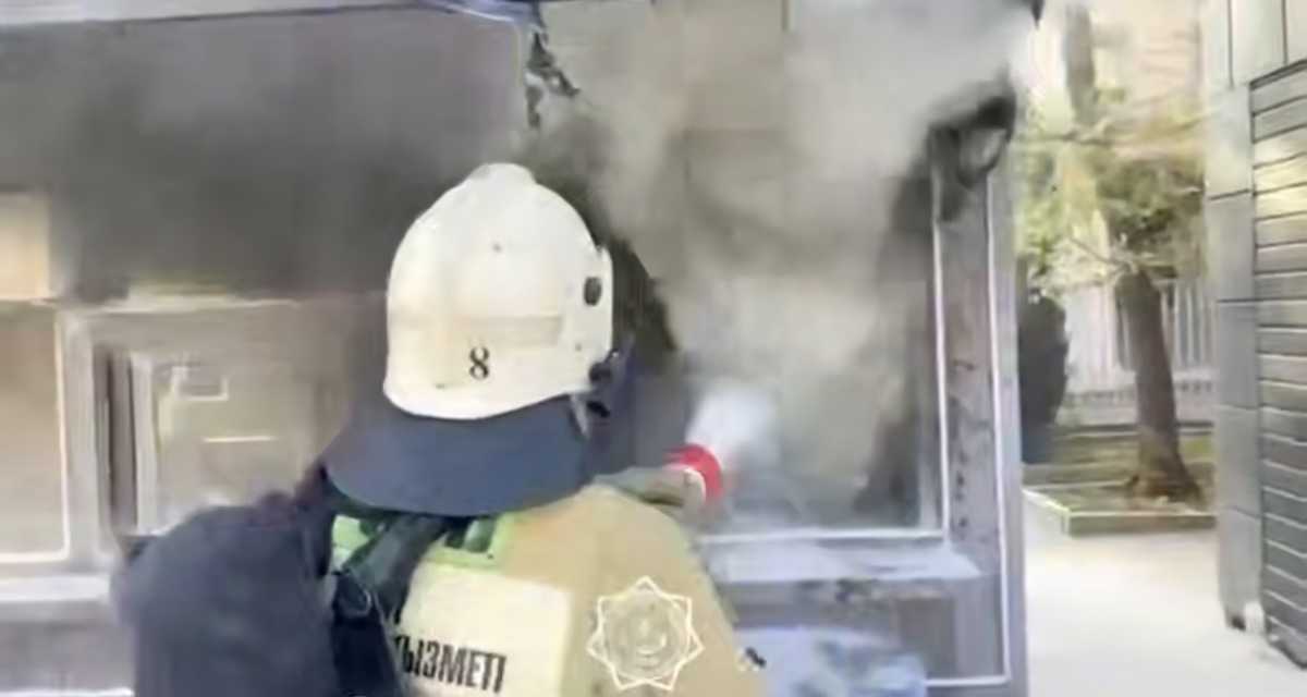 Киоск фастфуда сгорел в Алматы