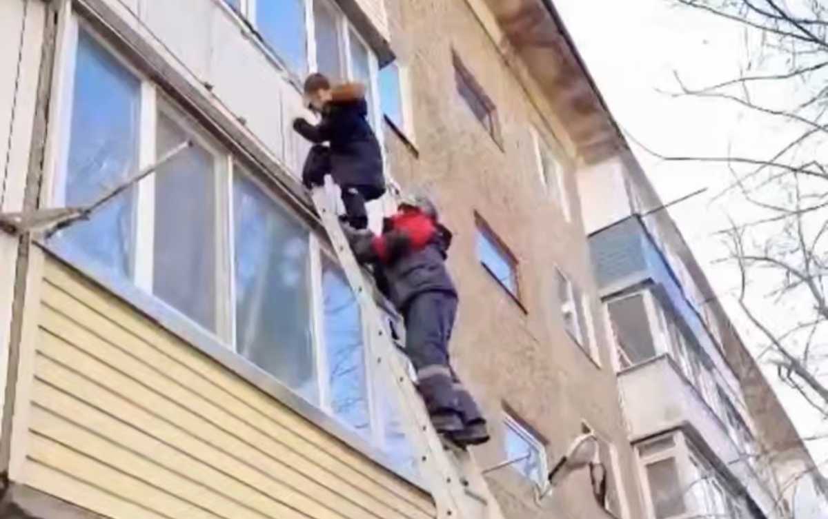 Ребёнок свисал с балкона: в Караганде спасатели предотвратили возможную