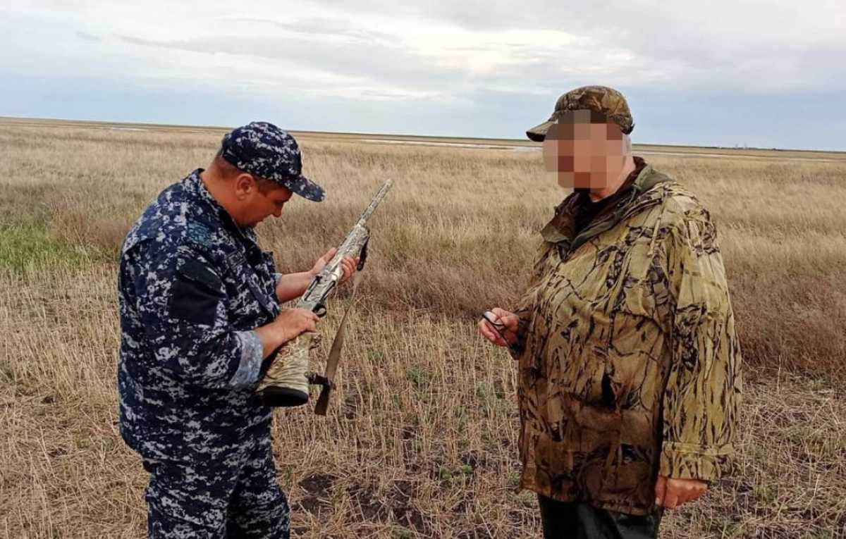 Туша животного, оружие и нож: полицейские задержали трёх жителей Костанайской области