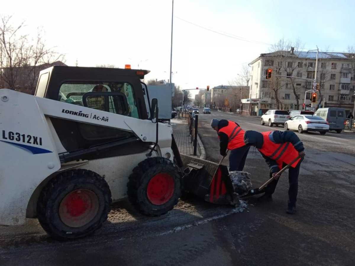 Более 2 800 дорожных рабочих задействованы в снегоуборочных работах в Астане