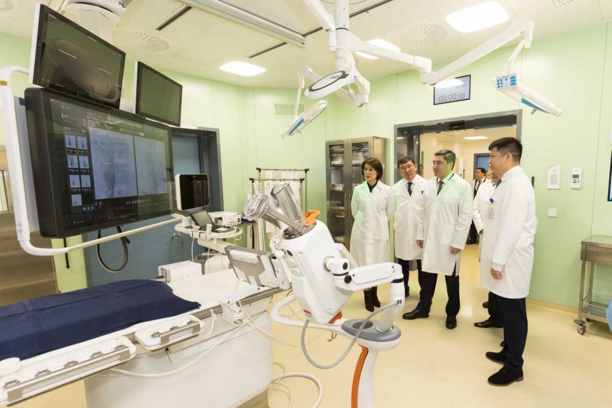 Бектенов ознакомился с передовыми онко- и биомедицинскими технологиями в Астане