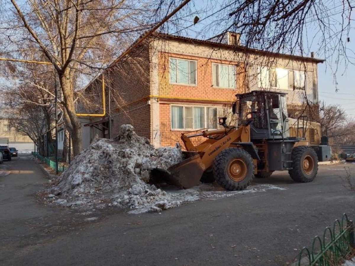 Около 3000 дорожных рабочих вышли на уборку снега в Астане