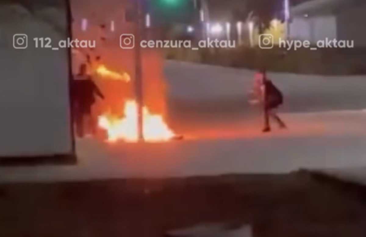 Мужчина попытался поджечь себя на глазах у полиции в Мангистауской области