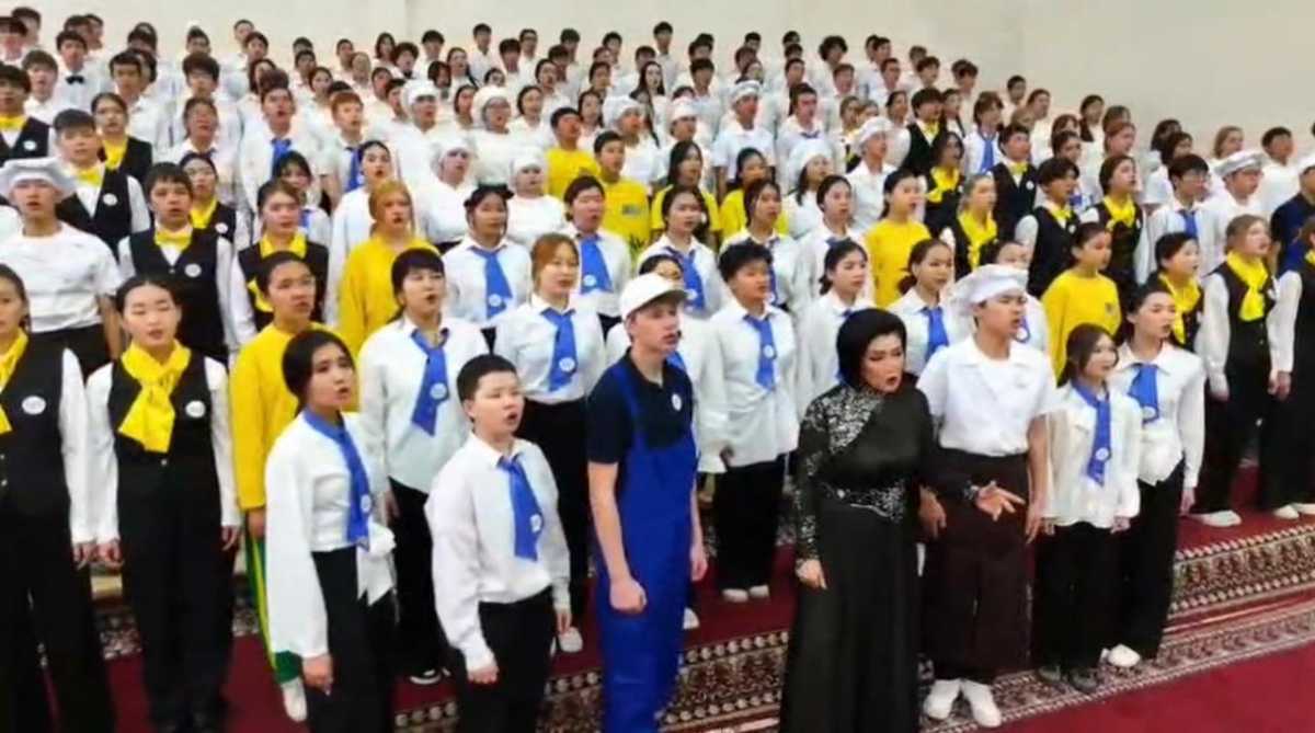 В Астане 700 студентов исполнили гимн рабочих профессий