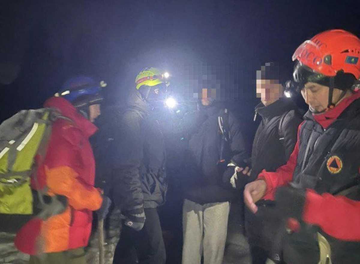 Ночная спасательная операция в горах Алматинской области: двух туристов эвакуировали с высоты более 3000 метров