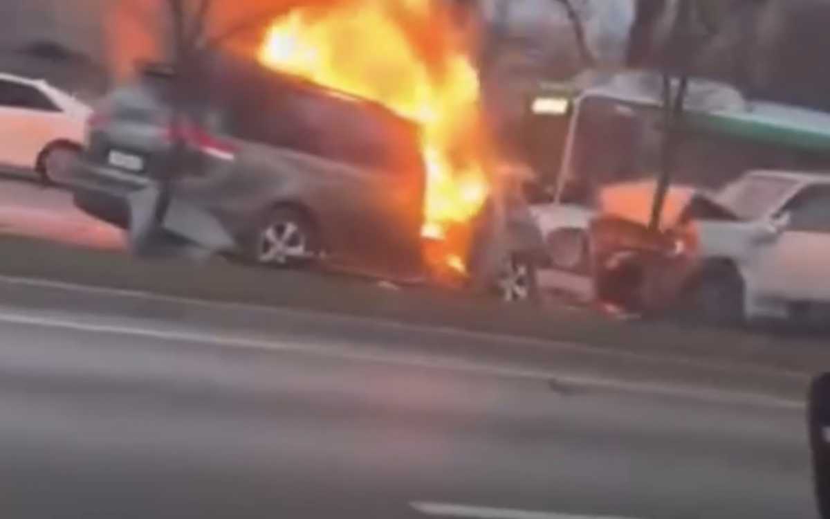 Массовое ДТП стало причиной огромной пробки в Алматы