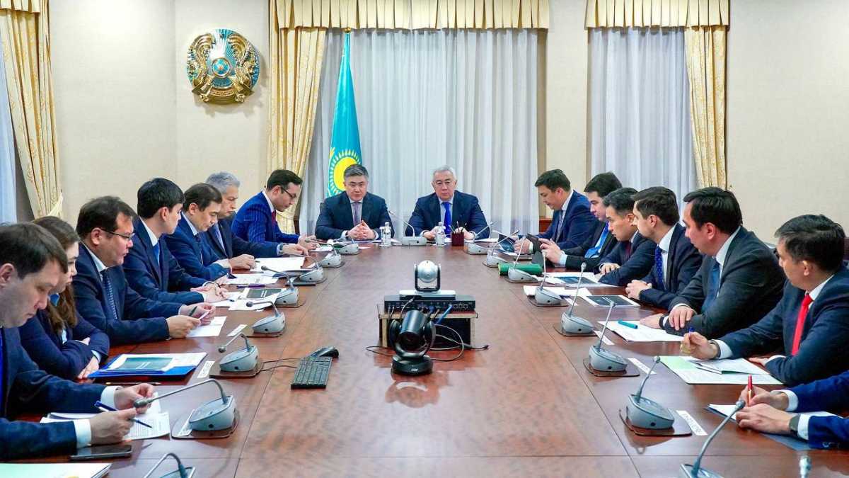 Ремонт дорог, питание школьников и поддержка предпринимателей: в какие сферы внедряют цифровой тенге в Казахстане