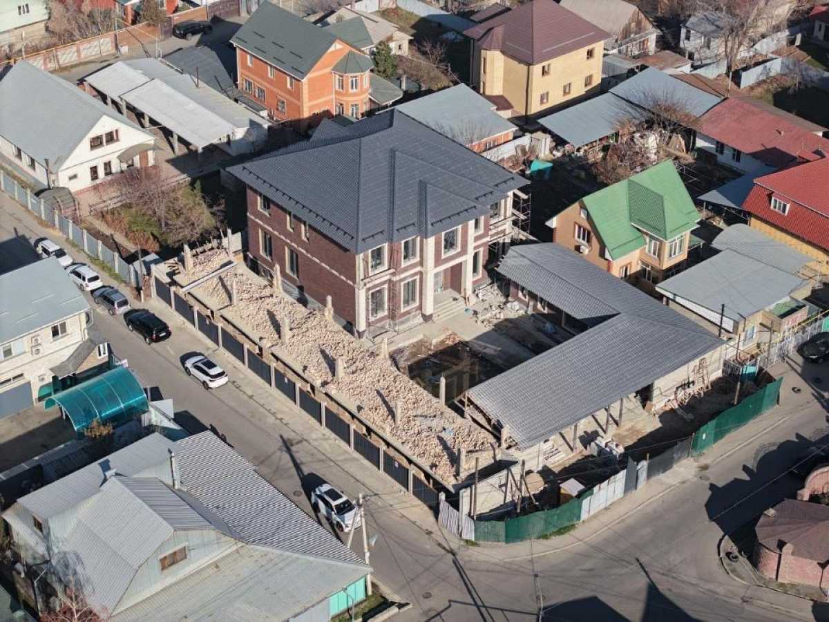 Двухэтажное здание сносят в Алматы – фото