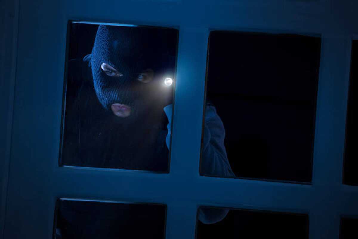 Люди в масках ограбили кафе и офис в Уральске