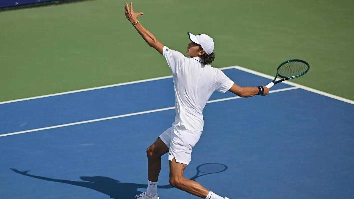 Казахстанский теннисист Амир Омарханов вышел в 1/4 финала турнира в Тунисе