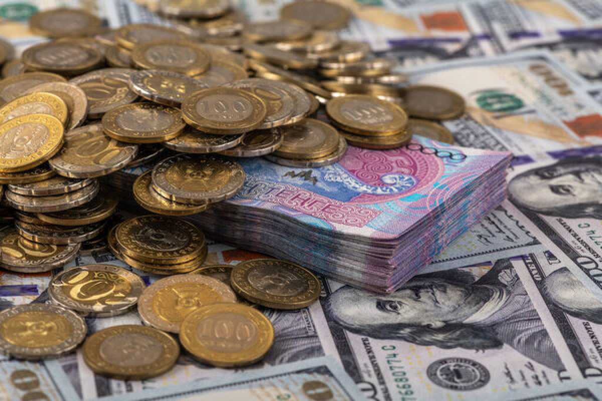 Курс доллара в Казахстане опустился ниже 513 тенге