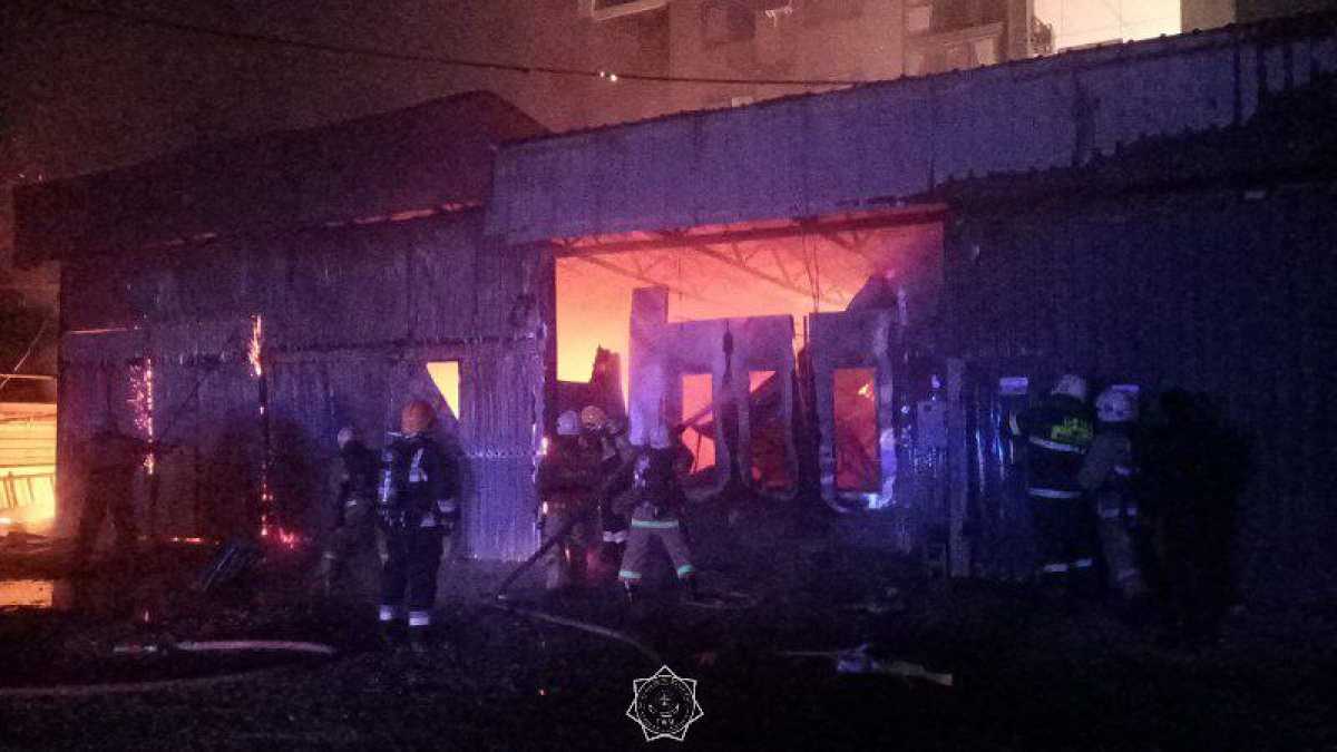 Пожар на СТО в Алматы: спасатели эвакуировали два автомобиля
