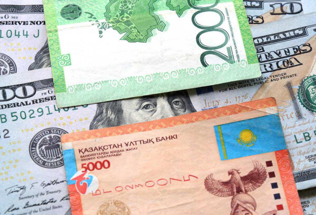 Курс доллара в Казахстане опустился ниже 504 тенге