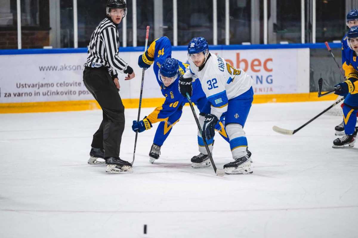 Казахстанские хоккеисты уступили в первом матче на молодёжном чемпионате мира