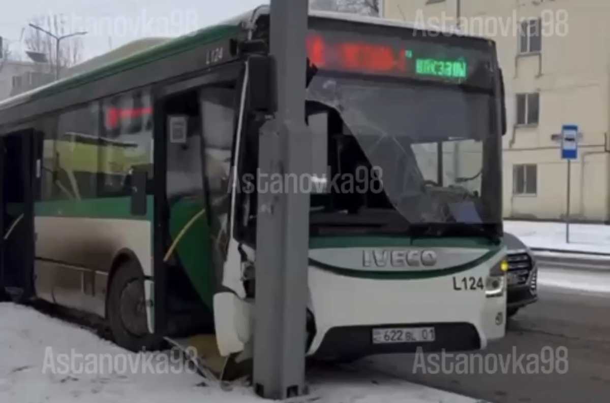 Автобус врезался в столб в Астане: пострадали два пассажира