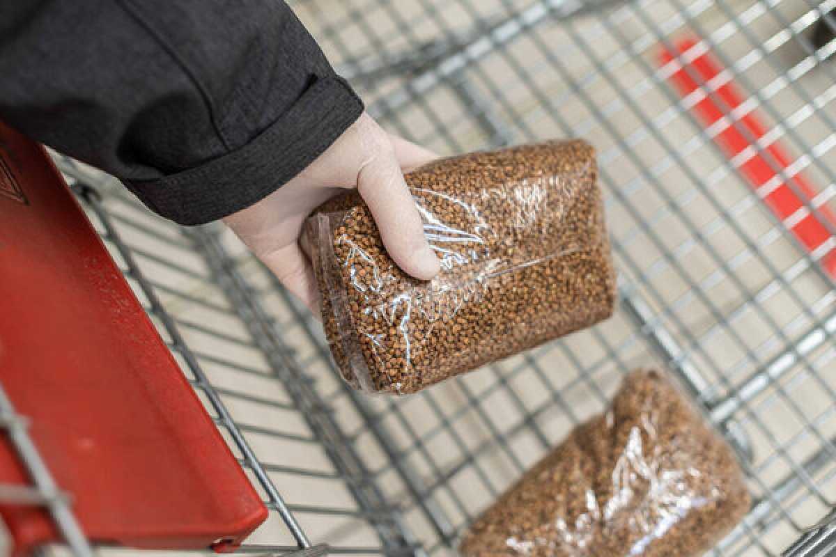 Гречка по 500 тенге: главу комитета торговли возмутила стоимость крупы на одном из рынков Астаны