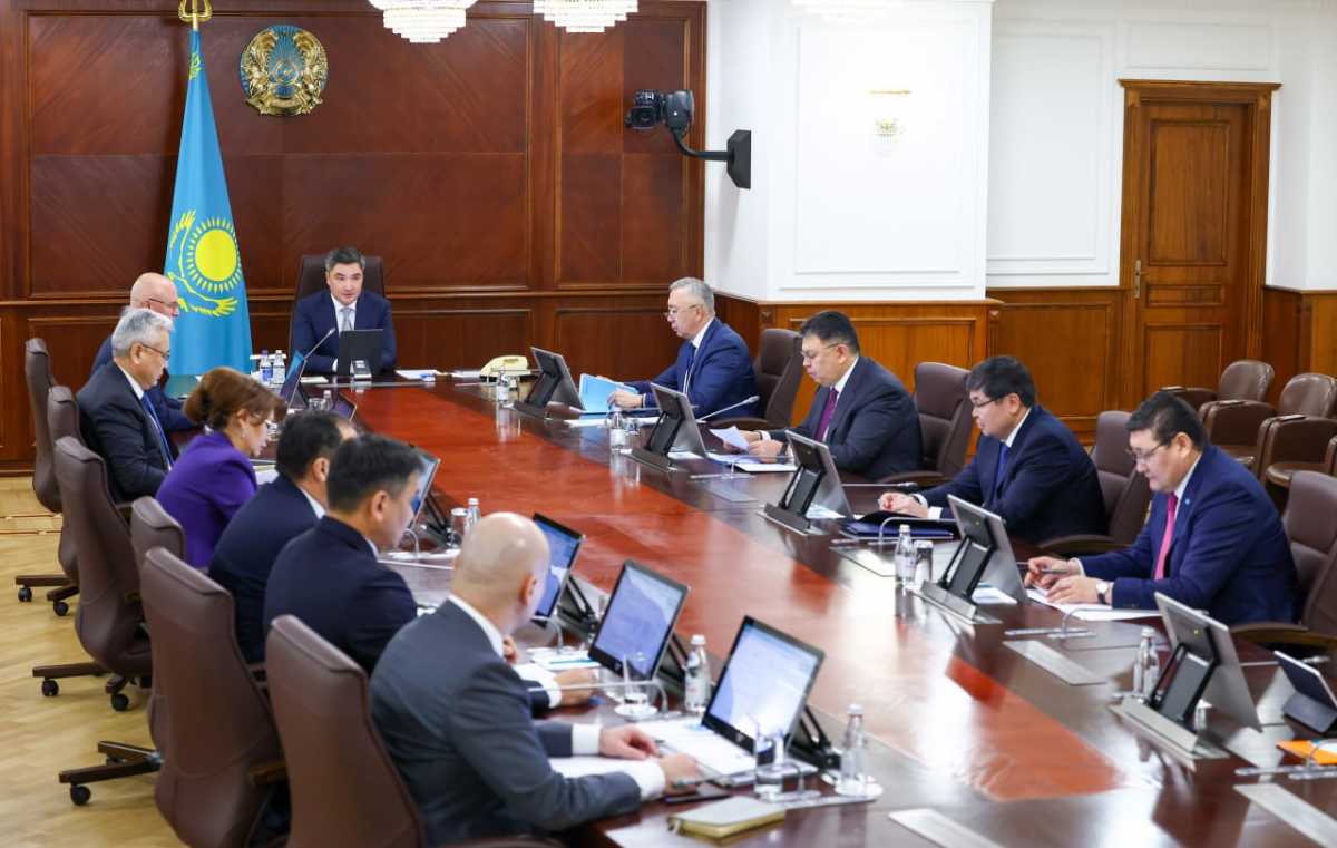 Бектенов поручил ускорить цифровизацию процессов на международных транспортных коридорах и пунктах пропуска