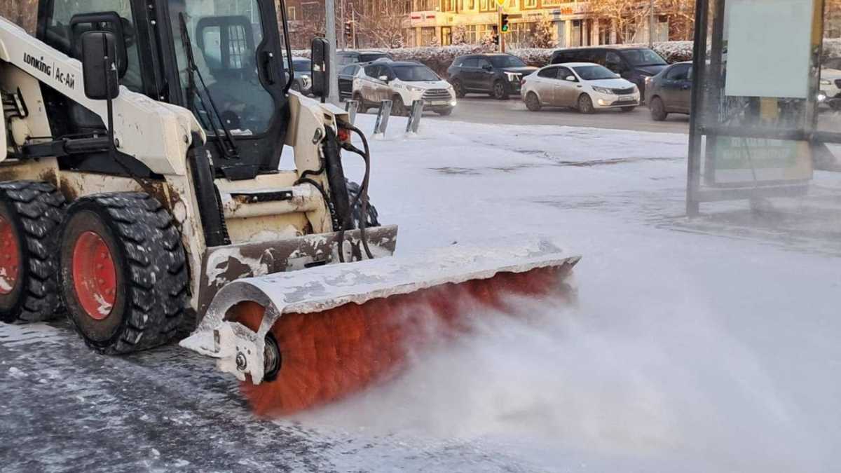Более 3 тысяч дорожных рабочих вышли на уборку снега в Астане