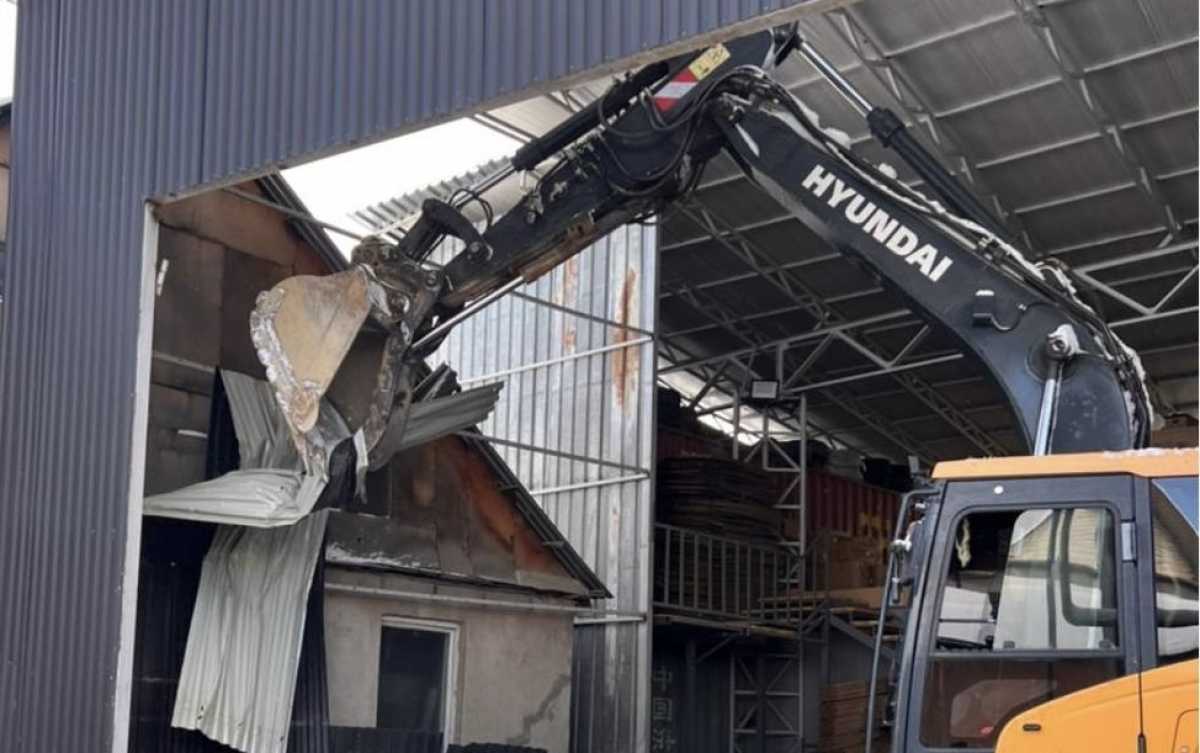 Очередное здание сносят в Алматы