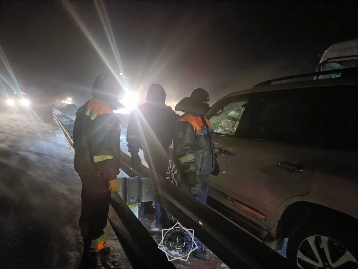 Спасатели эвакуировали почти 90 человек из снежных заносов в Алматинской области