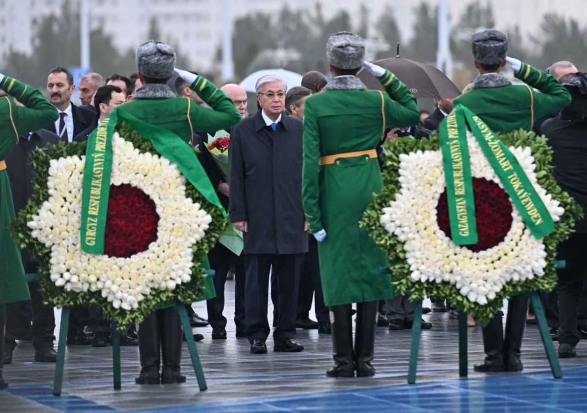 Токаев возложил венок к Монументу Нейтралитета в Ашхабаде