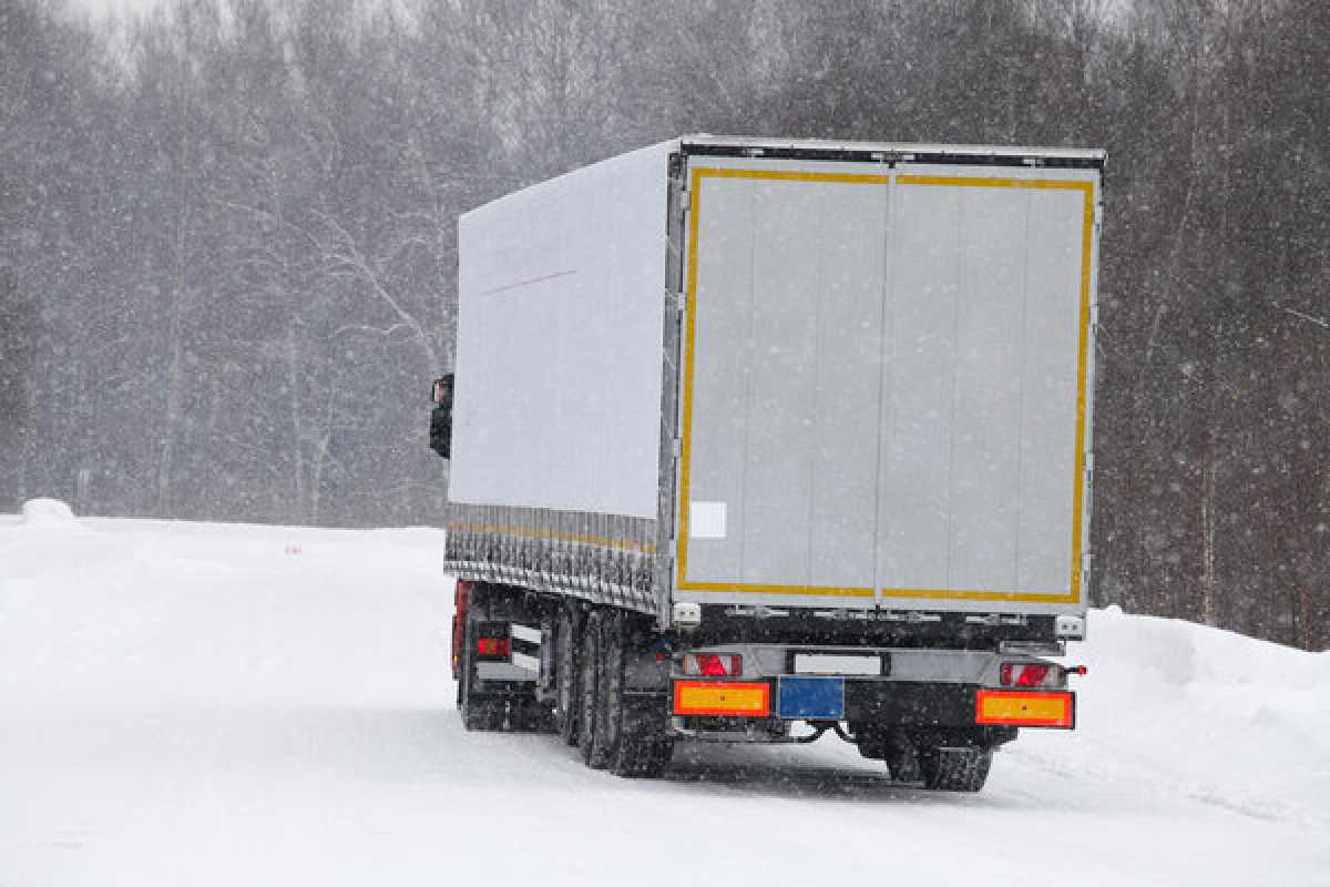 Фура с йогуртами перевернулась в Мангистауской области: водитель раздал продукцию