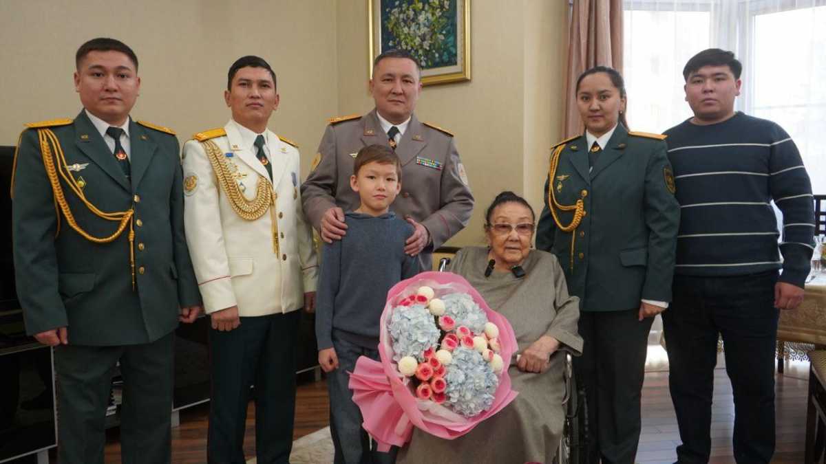 В Алматы военнослужащие с оркестром поздравили Бибигуль Тулегенову с днем рождения