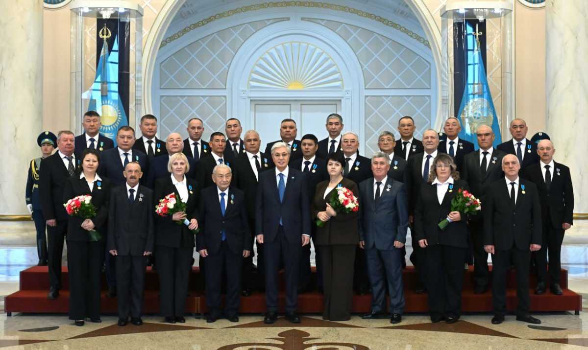 Касым-Жомарт Токаев наградил работников энергетической отрасли