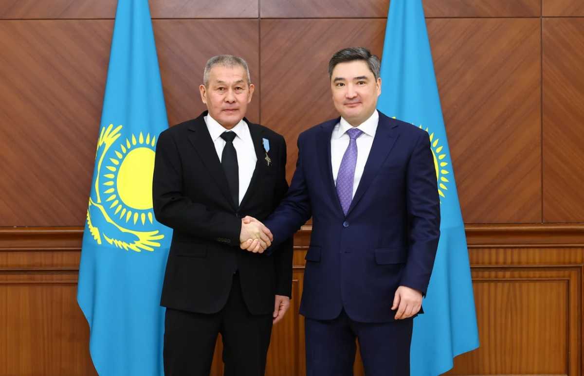 Олжас Бектенов вручил награды работникам и ветеранам энергетического комплекса Казахстана