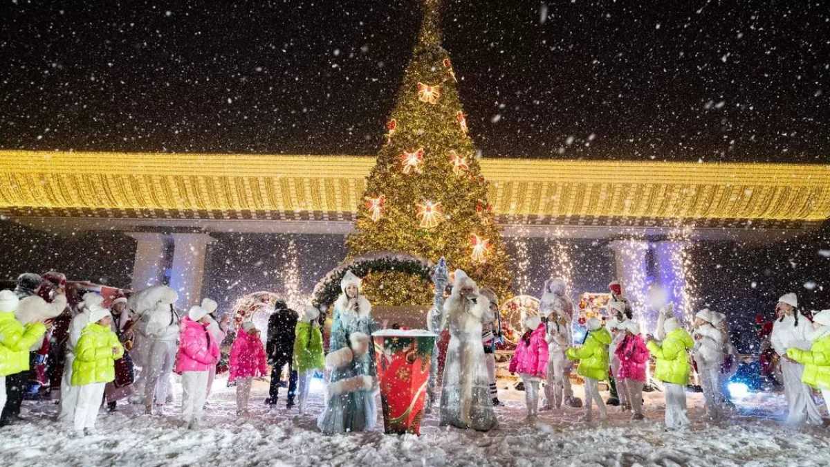 Стало известно, когда зажгут главную новогоднюю ёлку Алматы