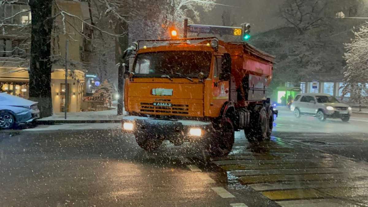Коммунальные службы Алматы продолжают уборку города после снегопада
