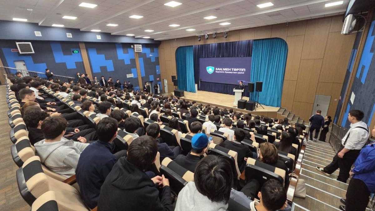 Дипфейки, дропперы, мошенники: школьникам Астаны рассказали о цифровой безопасности