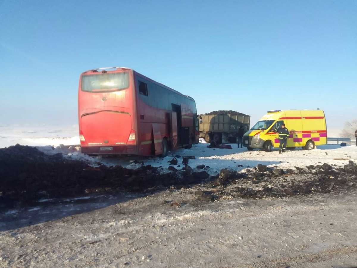 Пассажирский автобус столкнулся с грузовиком на трассе Алматы–Усть-Каменогорск