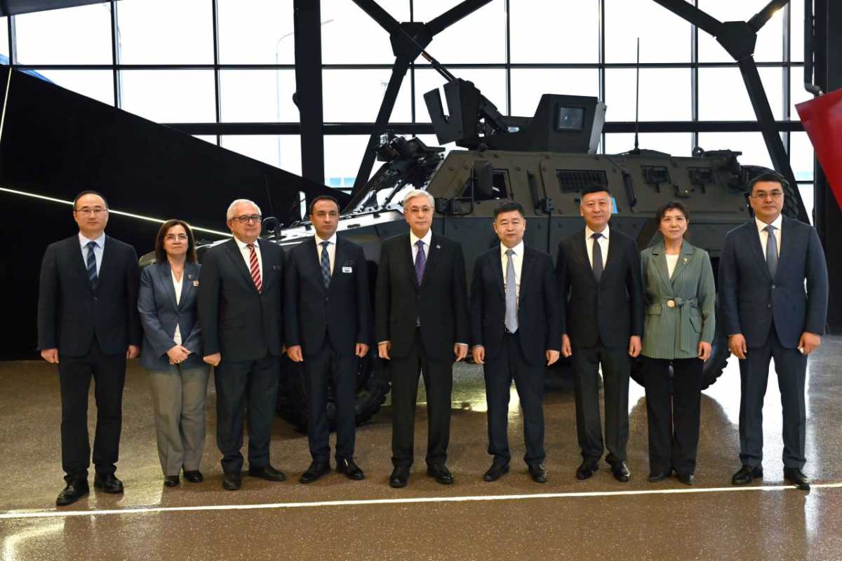 Токаев ознакомился с производством бронированных машин в Астане