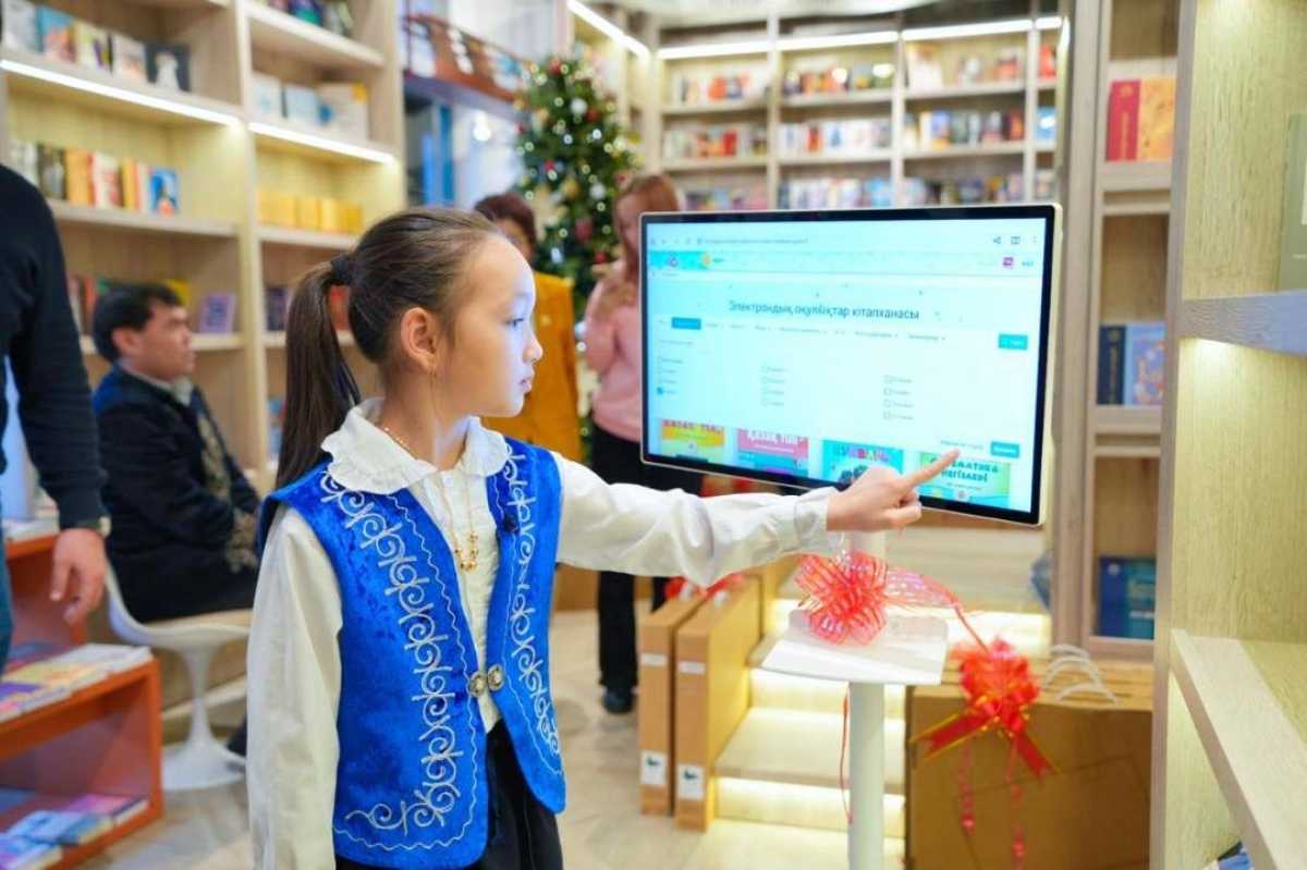 Цифровые учебные станции, работающие без интернета, вручили школам и библиотекам Астаны