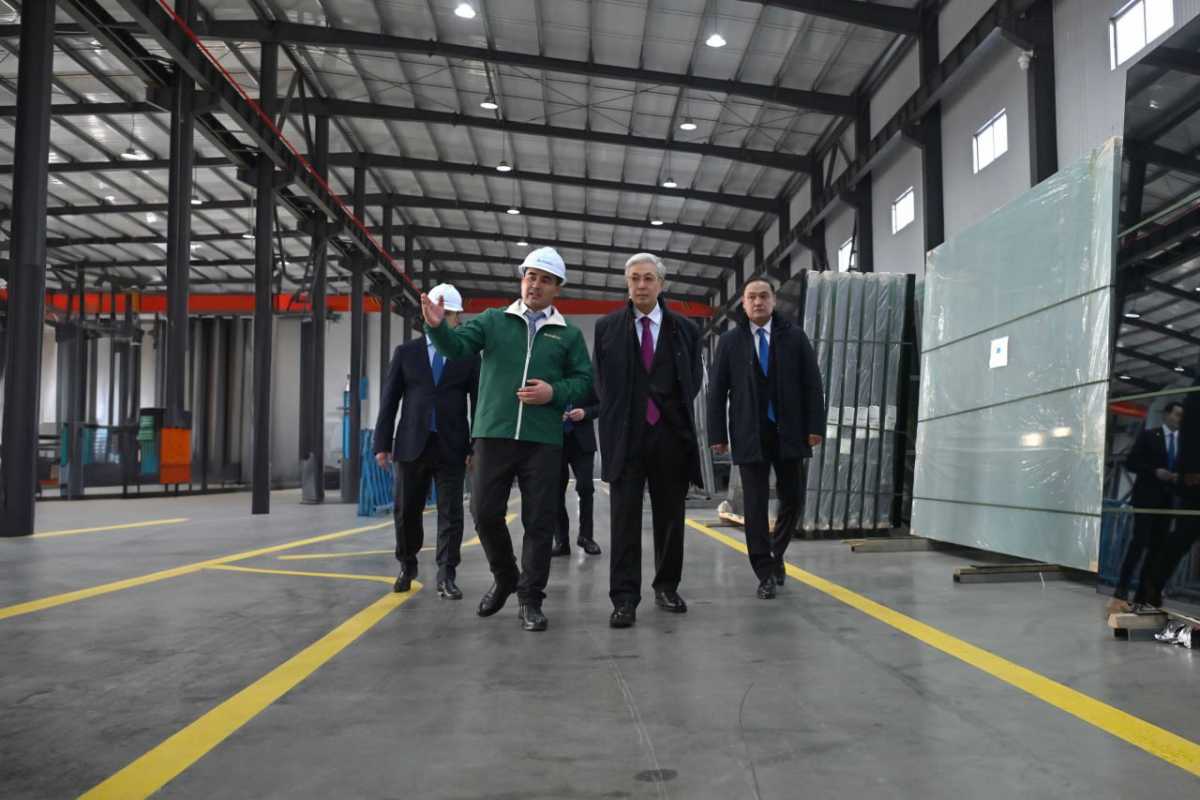 Токаев осмотрел предприятие по производству закалённого стекла в Жамбылской области