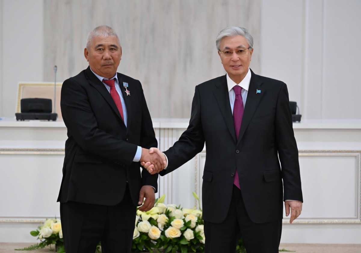 Токаев вручил госнаграды жителям Жамбылской области