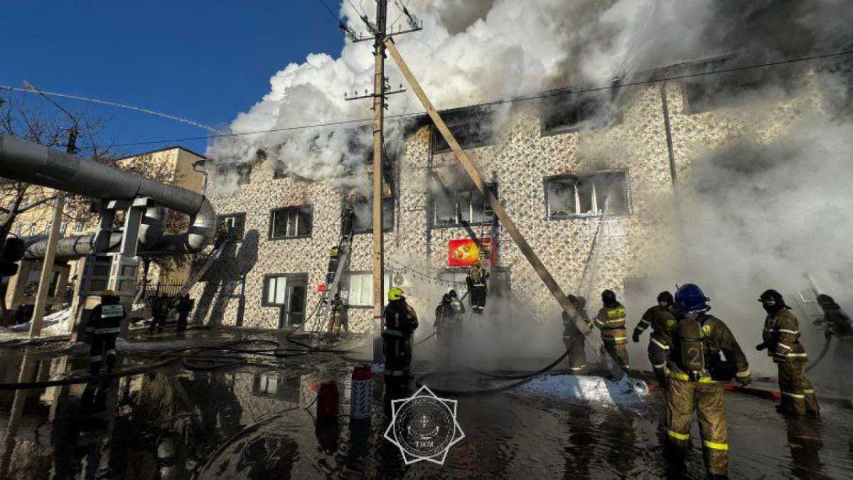 100 человек тушат сильный пожар в Астане