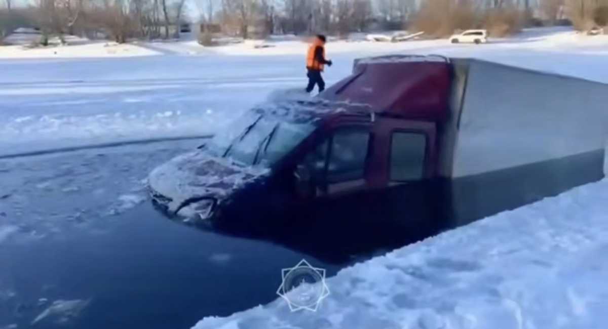 Грузовик провалился под лёд в ЗКО