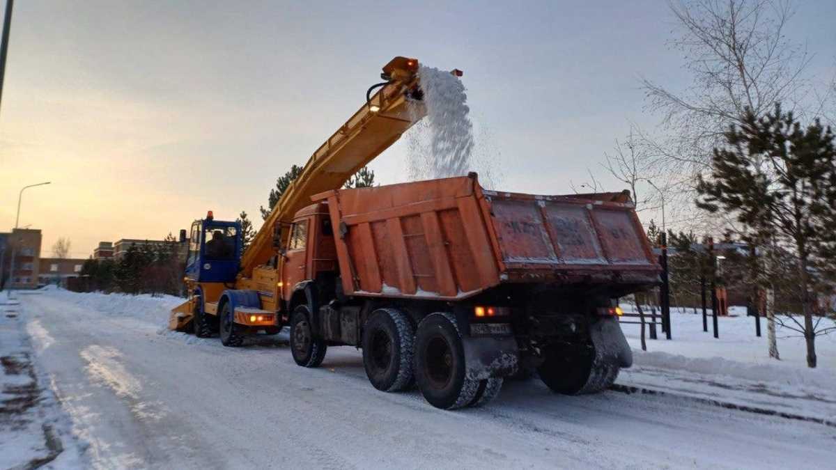 Почти 3000 дорожных рабочих и свыше 1400 единиц спецтехники задействованы в снегоуборочных работах в Астане
