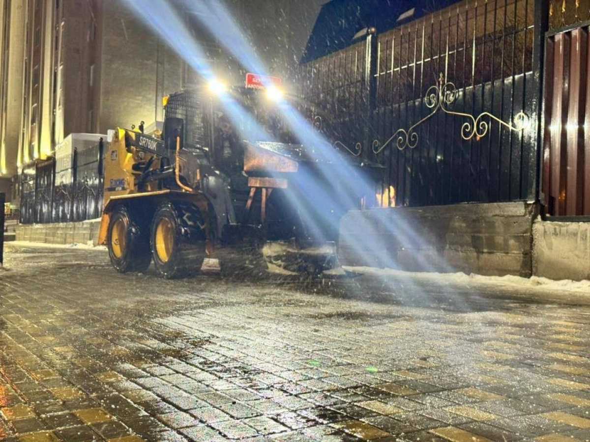 В Астане продолжается обработка дорог и тротуаров техсолью