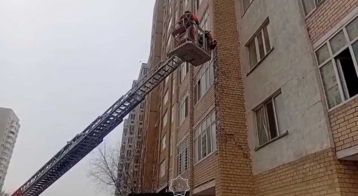 Облицовка многоэтажки едва не обрушилась в Астане