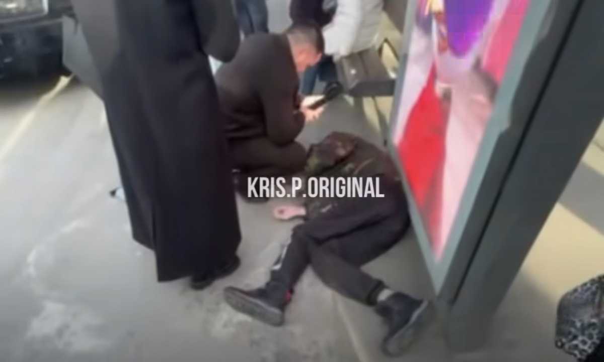 Автомобиль сбил людей на остановке в Алматы