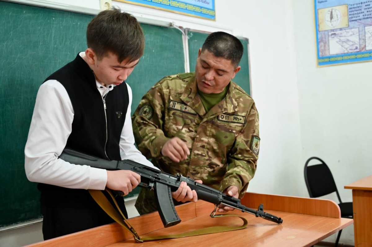 В Казахстане обновили правила начальной военной подготовки для школьников